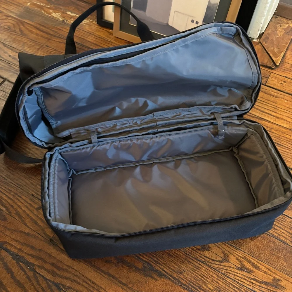 Lo and Sons | Catalina Deluxe Tote in Onyx - Picture 6 of 6